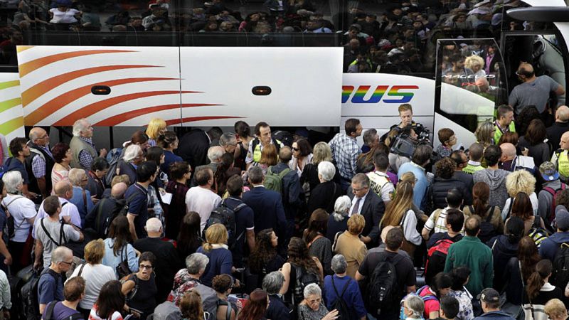 Cientos de pasajeros se disponen a subir a los autobuses habilitados por Renfe