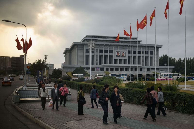 Peatones sobre una calle de Pyongyang. La capital de Corea del Norte se prepara para celebrar el 70 aniversario del Partido de los Trabajadores