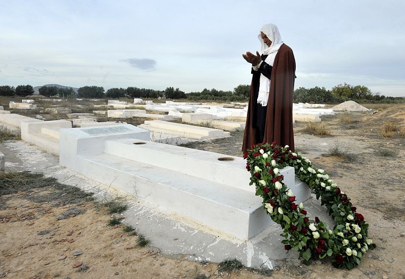 El mausoleo de Mohamed Bouazizi, el joven tunecino cuya inmolación en 2010 desató las primaveras árabes, se ha convertido en un símbolo de la lucha y lugar de peregrinación