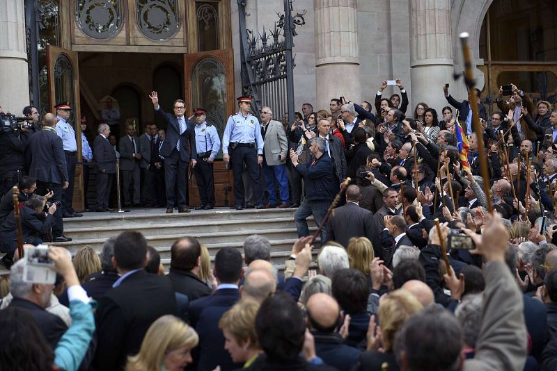 Artur Mas, arropado por 400 alcaldes soberanistas y más de 2.500 ciudadanos, a su llegada al Palau de Justicia de Barcelona para declarar como imputado por la consulta del 9N.