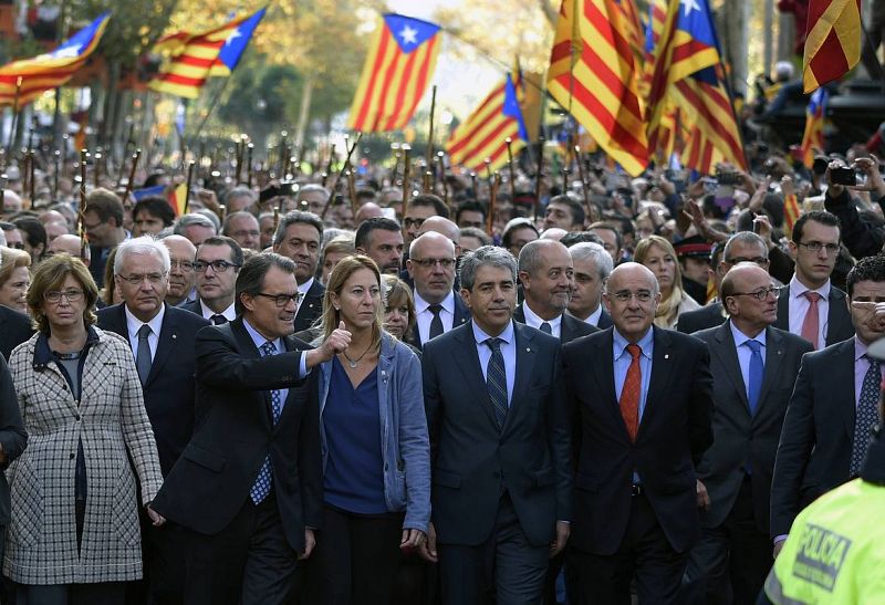 El presidente catalán, Artur Mas, acompañado de una comitiva de 400 alcaldes catalanes, junto a la vicepresidenta del Govern en funciones, Neus Munté, y el conseller de Presidencia, Francesc Homs. 