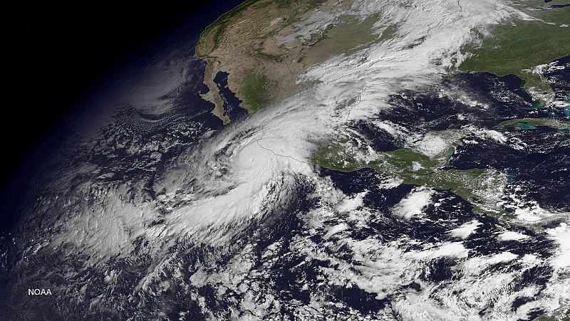 Mapa facilitado por la Agencia Nacional de Océanos y Atmósfera de Estados Unidos (NOAA, por su sigla en inglés) que muestra una imagen de satélite en el que se aprecia el huracán Patricia a su llegada a la costa de México.
