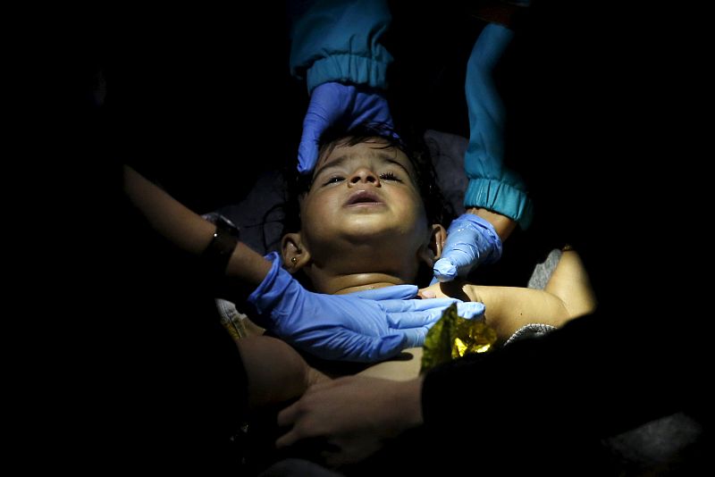 Los paramédicos atienden a uno de los niños pequeños rescatados en Lesbos.