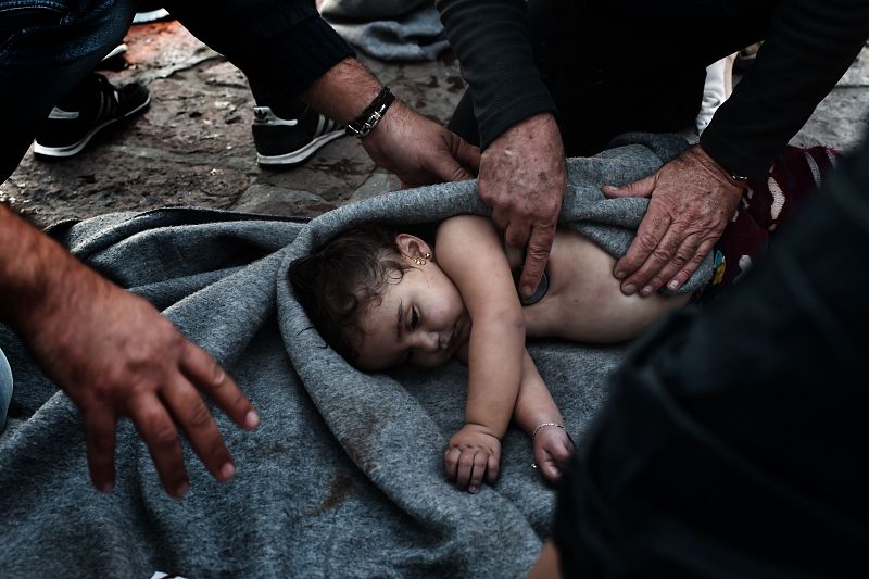 Los paramédicos intentan reanimar a un bebé en Lesbos