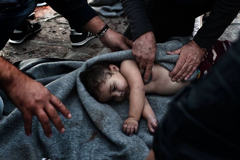 Los paramédicos intentan reanimar a un bebé en Lesbos