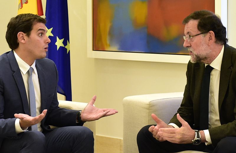 Mariano Rajoy habla con Albert Rivera en el palacio de la Moncloa