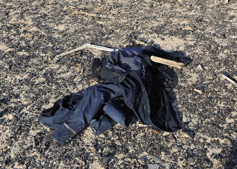 Restos de la ropa de las víctimas del avión siniestrado.