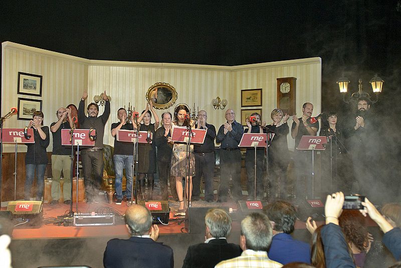 Los actores agradecen la atención del público de La Casa Encendida de Madrid.