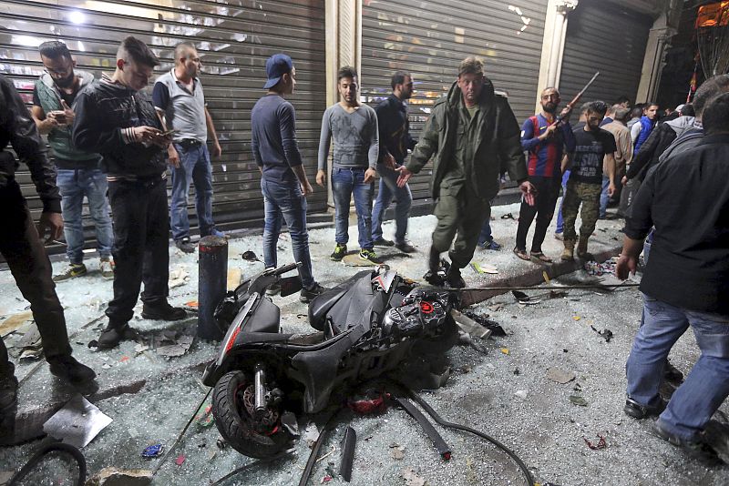 Una motocicleta tirada en el suelo instantes después del doble atentado suicida en Beirut