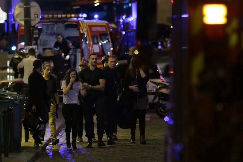 Evacuación de varias personas de la sala de conciertos Bataclan