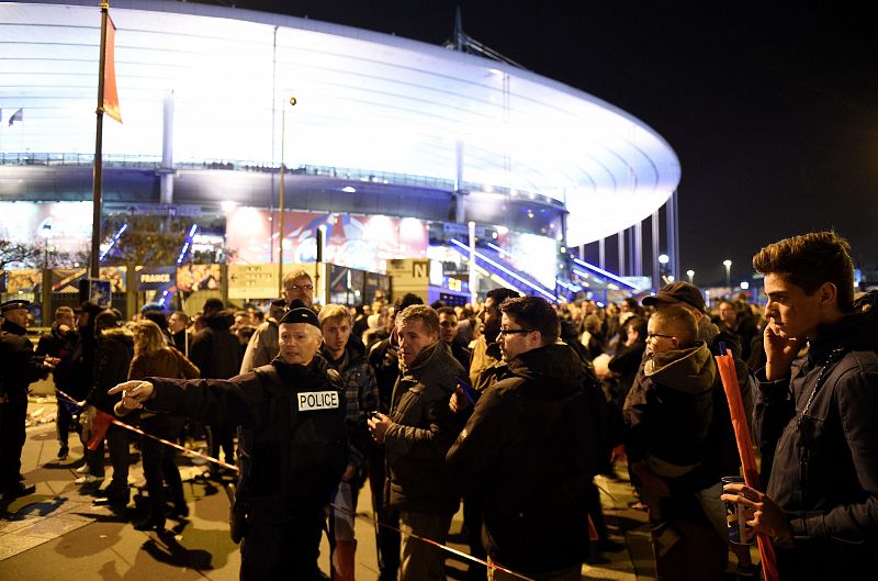 Los espectadores que se encontraban en el interior del Estadio de Francia han podido escuchar las explosiones