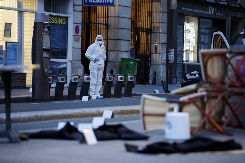 Una patrulla de forenses a la salida del café Bonne Biere, en la calle Faubourg, donde tuvo lugar uno de los atentados