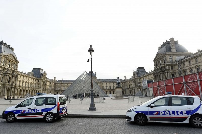 La policía custodia la entrada del museo Louvre