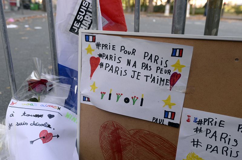 "Reza por París, París no tiene miedo. París te ama" se lee en uno de los mensajes en el cordón policial que rodea la sala Bataclan