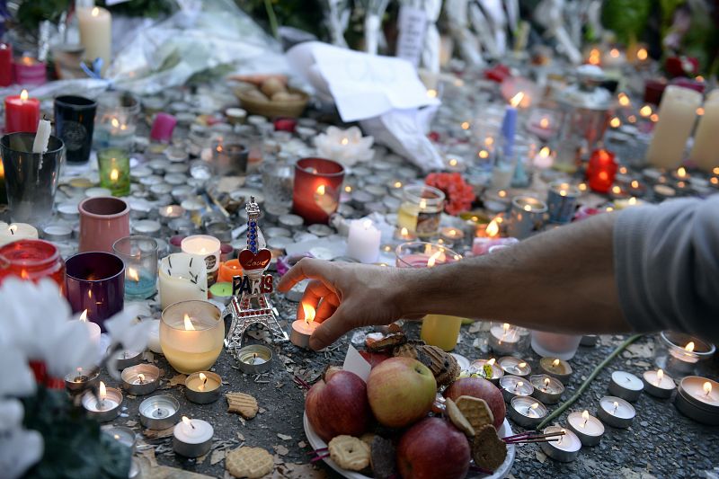 Velas y flores junto al cordón policial que rodea la sala Bataclan, donde el viernes murieron más de 80 personas