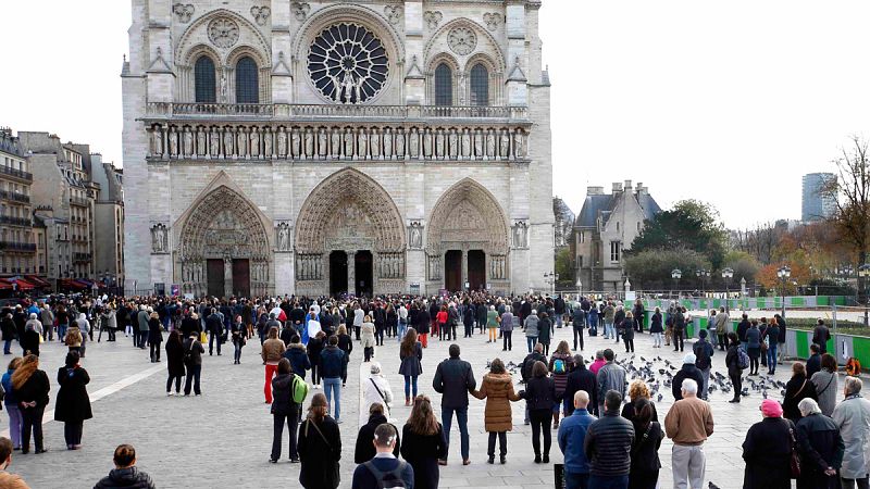 Numerosas personas se concentran en silencio en los alrededores de la catedral parisina de Notre Dame.