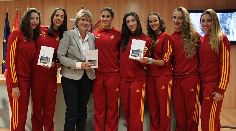 El equipo español de Gimnasia Rítmica acompañó a la galardonada en el acto.