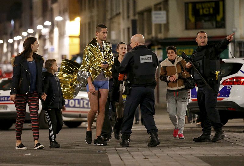 Los vecinos de la zona escucharon las detonaciones desde primera hora de la mañana y algunos abandonaron sus casas, aunque la policía pedía a los ciudadanos que permanecieran en casa.