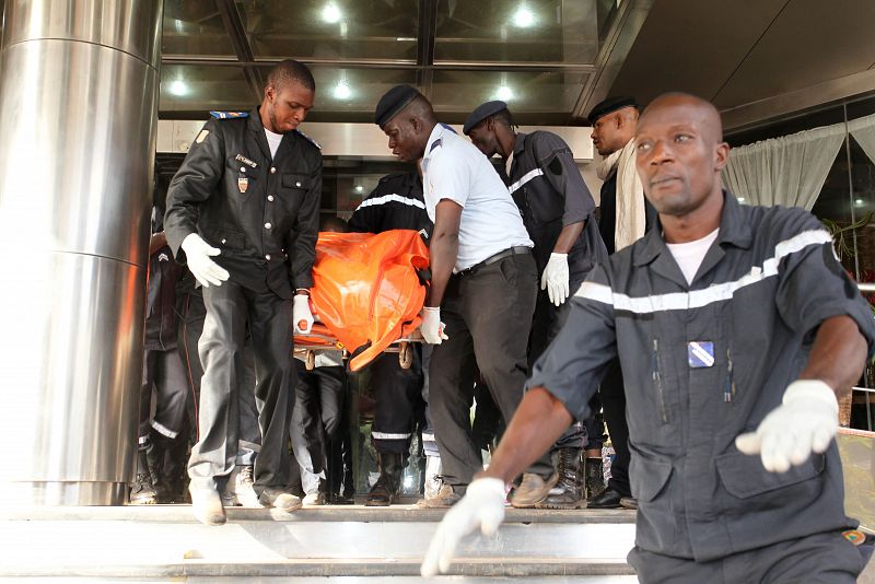 Miembros de las fuerzas de seguridad retiran los cuerpos de las víctimas del ataque al hotel Radisson Blu hotel en Bamako