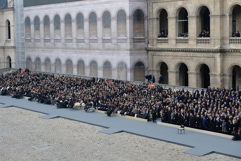 Los asistentes al homenaje oficial del 13N en el patio de armas de Los Inválidos