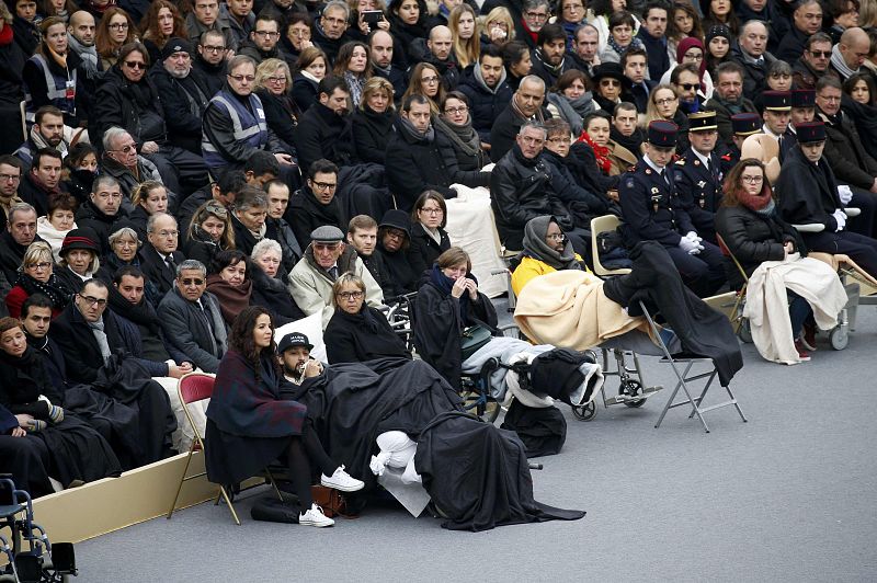 Algunos de los heridos en el atentado asisten al homenaje oficial en Los Inválidos