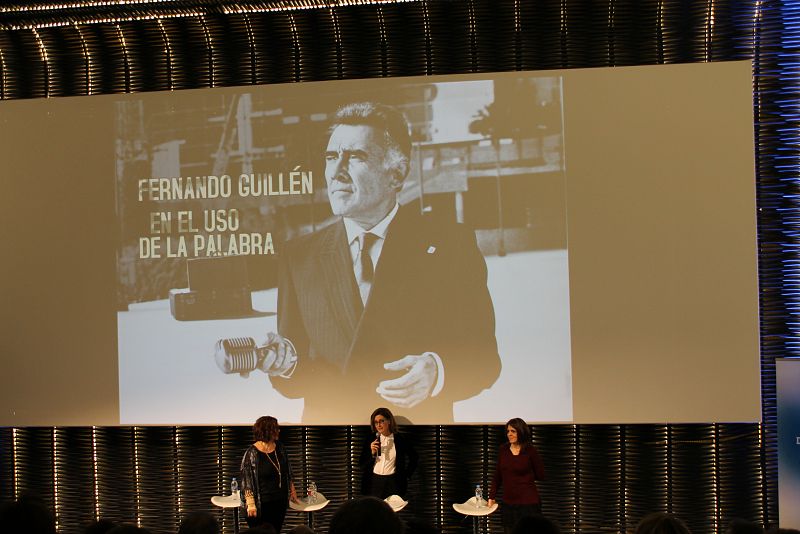 Ana Peláez, directora de 'Imprescindibles', presenta el documental sobre el actor Fernando Guillén en la sala de Cineteca, en Matadero Madrid, junto a las autoras del documental.