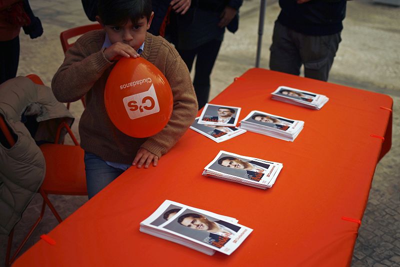 Un niño infla un globo en un mitin de Albert Rivera.