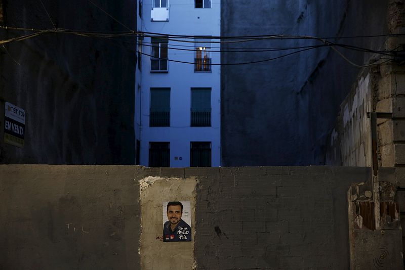 Cartel electoral del candidato de IU-Unidad Popular, Alberto Garzón, en un barrio de Madrid.