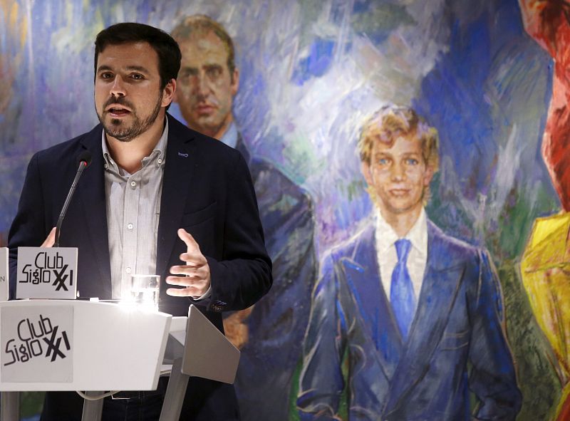 El candidato de Izquierda Unida-Unidad Popular a la Presidencia del Gobierno, Alberto Garzón, durante una conferencia en el marco de la campaña.