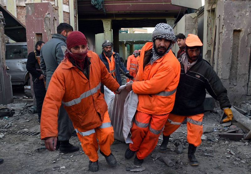Trabajadores afganos trasladan el cuerpo de una de las víctimas