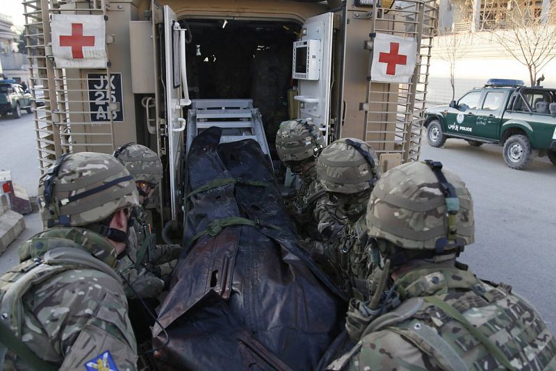 Soldados británicos trasladan el cuerpo de una de las víctimas del atentado