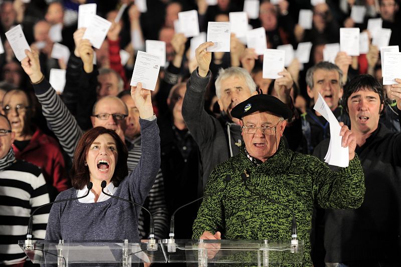 El candidato del PSOE, Pedro Sánchez, junto a la presidenta de la Junta de Andalucía, Susana Díaz, saluda a los simpatizantes en un mitin en Sevilla.