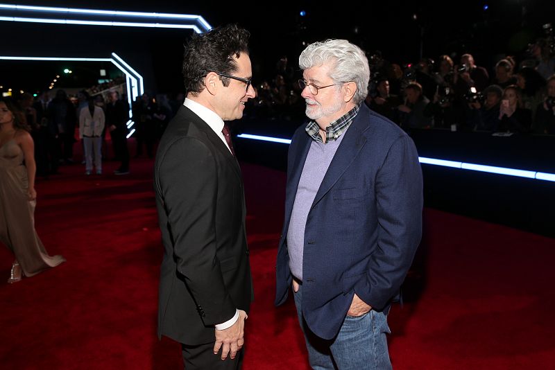 J.J. Abrams junto a George Lucas en la premiere de 'Star Wars: El despertar de la fuerza' en Los Ángeles.