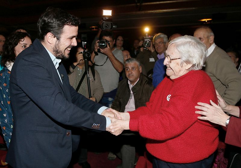 El candidato de UP-IU a la Presidencia del Gobierno, Alberto Garzón, saluda a la viuda de Marcelino Camacho, Josefina Samper, al inicio del mitin en el Teatro La Latina de Madrid.