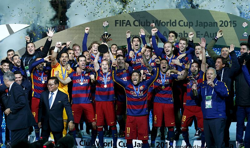 Los jugadores del Barcelona celebran el título logrado en Yokohama.