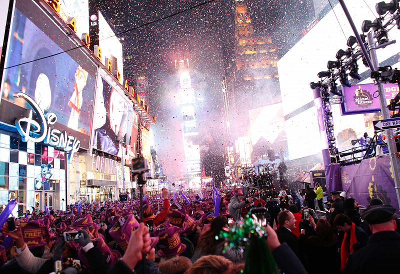 Los neoyorquinos celebran la llegada de 2016 en Times Square tras la bajada tradicional de la bola
