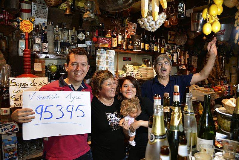 Los dueños del Mesón El Portalón de Guardo celebran el tercer premio del sorteo de El Niño en el que han repartido 11.250.000 euros entre los vecinos de la localidad palentina.