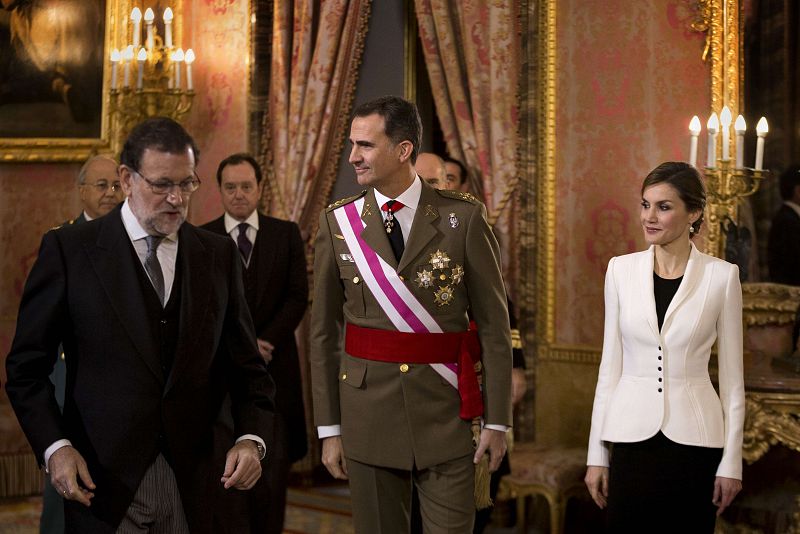 El presidente del Gobierno, Mariano Rajoy, acompaña a los reyes tras la ceremonia de la Pascua Militar.