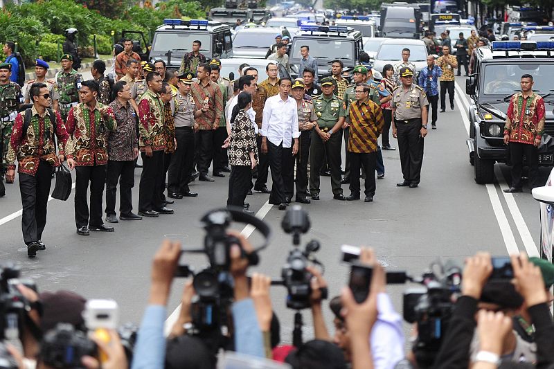 El presidente de Indonesia, Joko Widodo (en el centro, con camisa blanca) visita el lugar del ataque en el distrito financiero de Yakarta