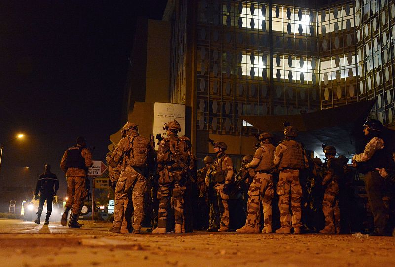 Soldados franceses toman posición durante el asalto al hotel