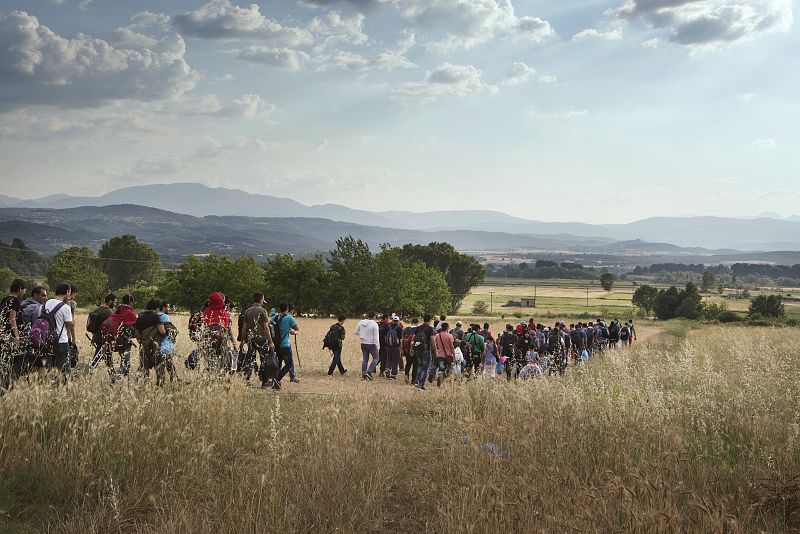 Un grupo de 150 sirios parten hacia la frontera entre Grecia y la antigua república yugoslava de Macedonia
