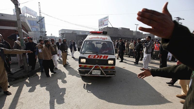Una ambulancia traslada a una víctima al hospital en Charsadda donde están ingresadas algunas de la víctimas del asalto. EFE/BILAWAL ARBAB