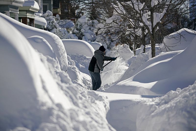 La nieve ha cubierto coches y carreteras