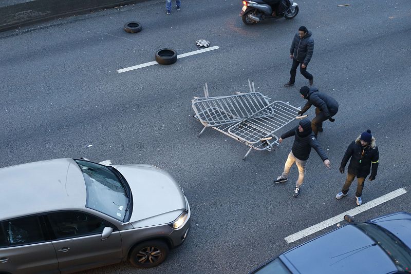 Varios taxistas bloquean con vallas la vía de circunvalación de París a la altura de Porte Maillot