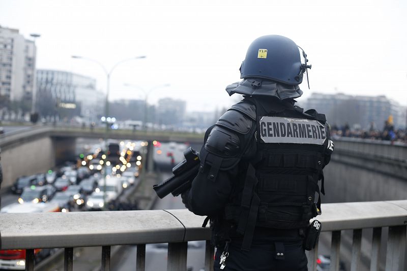 Un policía vigila desde arriba el tráfico en la circunvalación parisina