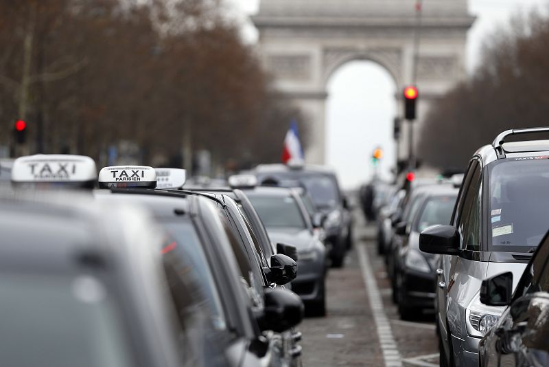 Una concentración de taxis bloquea los Campos Elíseos de París durante la jornada de huelga