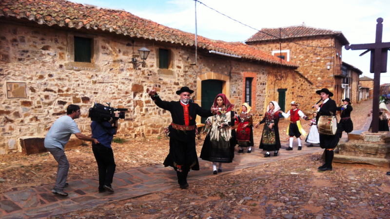 Grupo de danzas, con Javier Emperador al frente