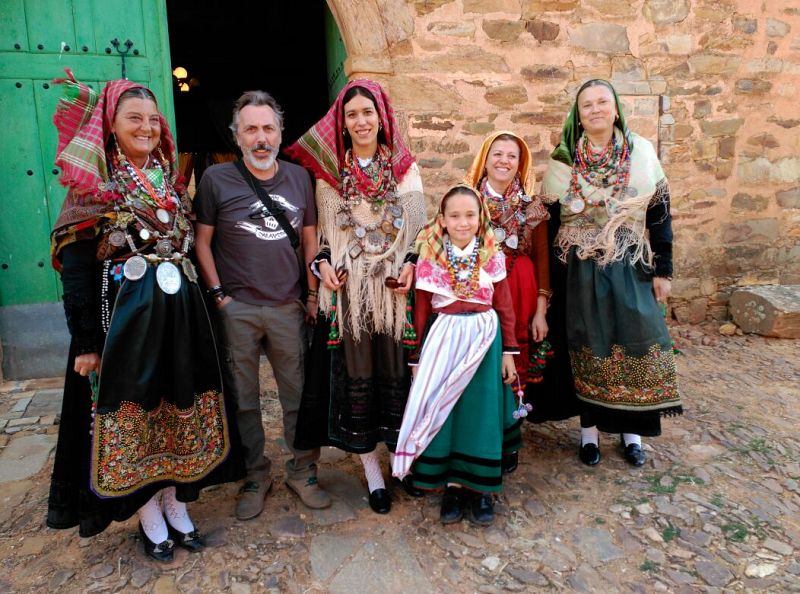 Un grupo de maragatas, ataviadas con antiguos trajes, ornamentos y joyas, junto al guionista, Juantxo Vidal