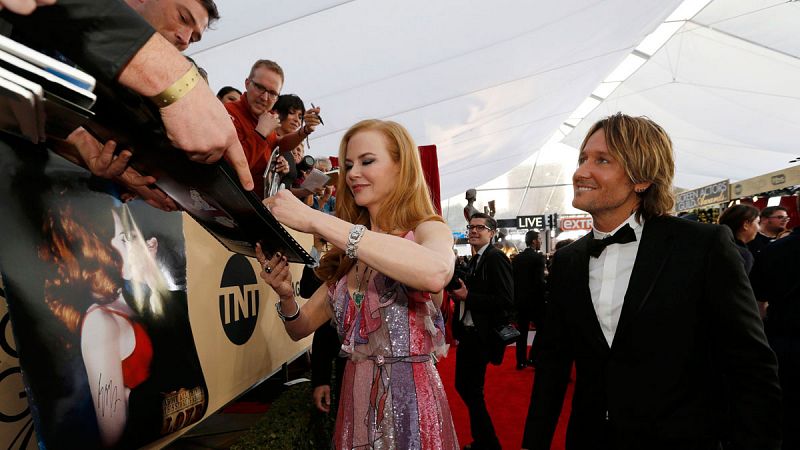 Nicole Kidman firma autógrafos bajo la mirada de su marido, Keith Urban