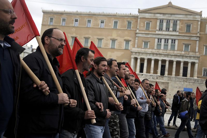 Miembros del sindicato PAME marchan frente al Parlamento griego